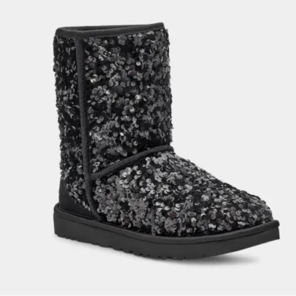 Sz 9 US / Black NWT UGG Classic Short Chunky Sequin boots. Perfect for winter!